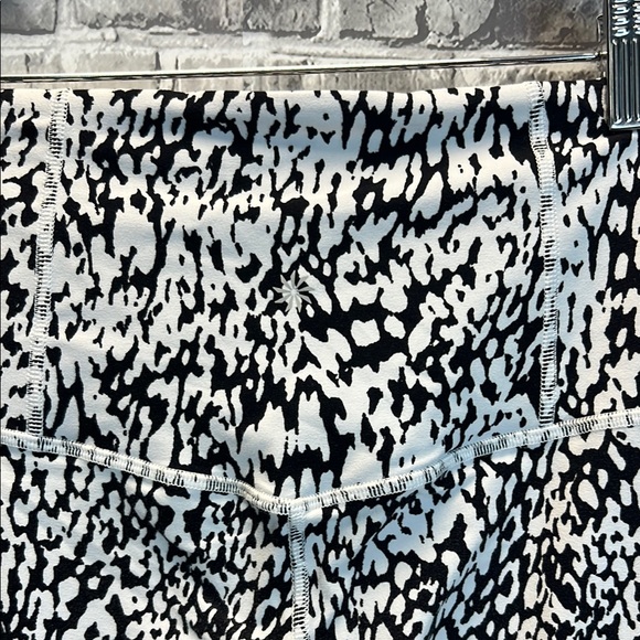 Athleta Black‎ & White Patterned Capri Leggings - Picture 1 of 8